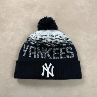 NEW ERA NY YANKEES NAVY & WHITE WINTER BEANIE