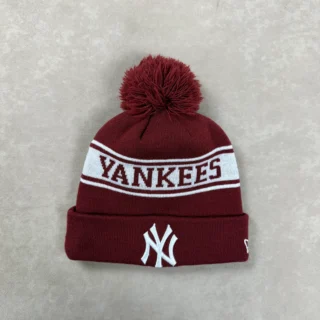 NEW ERA NY YANKEES BORDEAUX & WHITE WINTER BEANIE