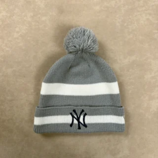 NEW ERA NY YANKEES GREY & WHITE WINTER BEANIE