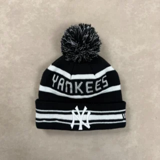 NEW ERA NY YANKEES BLACK & WHITE WINTER BEANIE